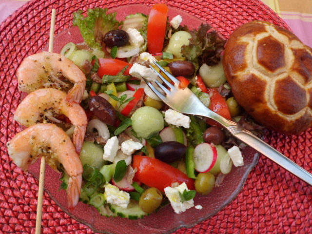 griechischer Salat mit Feta, Melone und Garnelenspieß