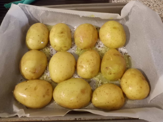 für das Backen der Kartoffelhälften etwas Olivenöl träufeln