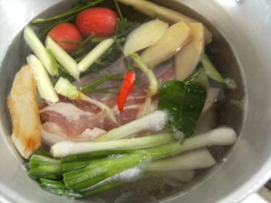 Suppenfleisch und Gemüse mit Bauchfleisch 60 Minuten kochen