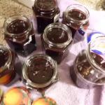 Die Süßkirschen Marmelade in Gläser füllen