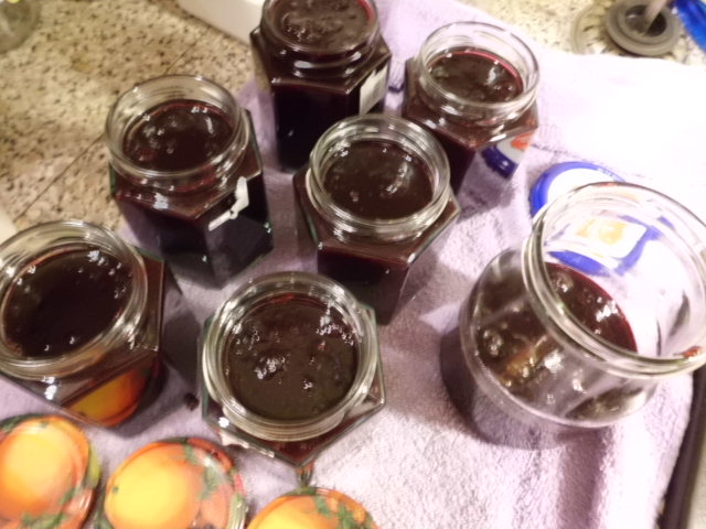 Die Süßkirschen Marmelade in Gläser füllen