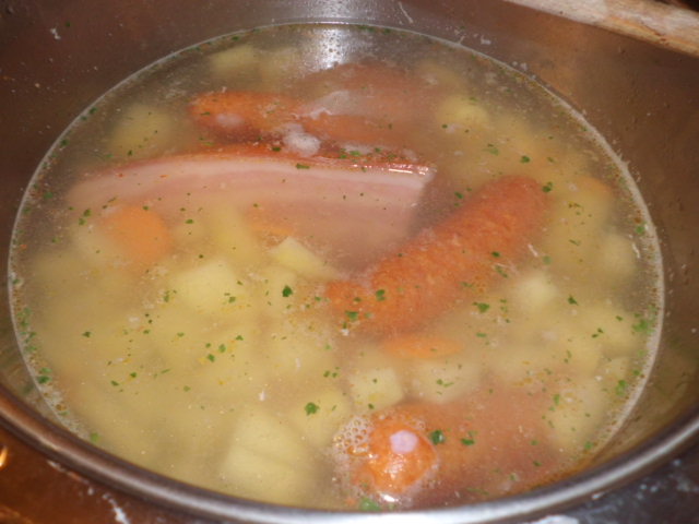 Karoffeln mit Speck und Wurst kochen