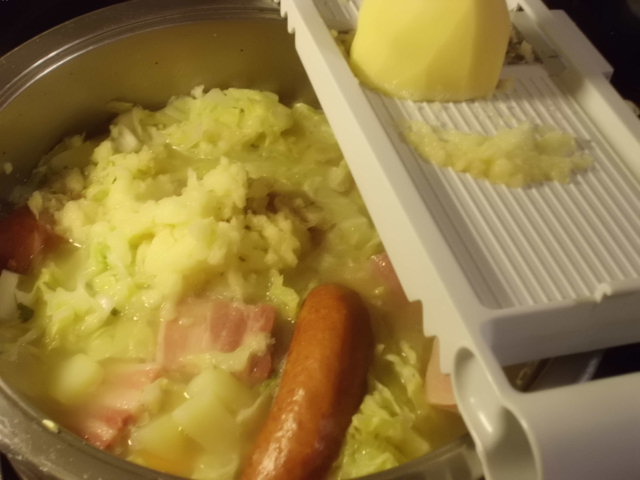 mit einer geriebenen Kartoffel den Eintopf andicken und weitere 5 Minuten kochen