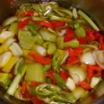 Im Kräutersud das Paprikagemüse 8 Minuten kochen