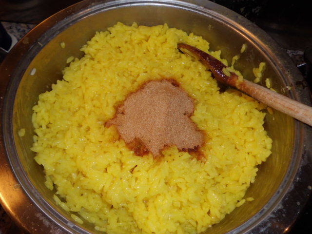 Safran Reis mit Zimt und Zucker etwas Butter würzen