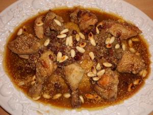 Rezept für Hähnchen mit Rosinen und Mandeln auf Safran-Zimtreis