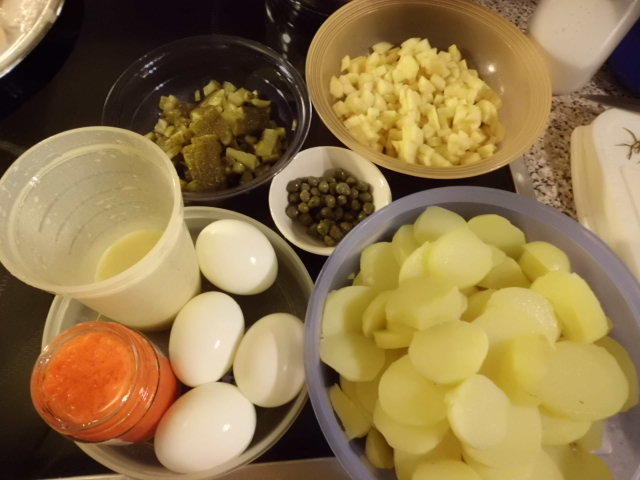 Zutaten für Kartoffelsalat mit Öl und Essig,