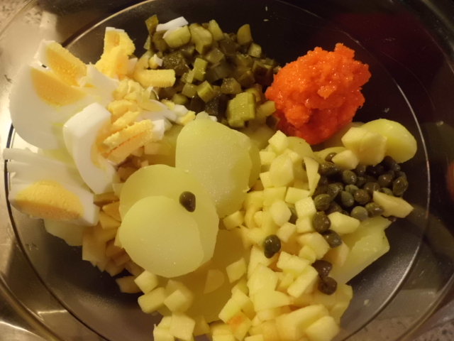 Zutaten für Kartoffelsalat mit Öl und Essig,Lachsersatz,Apfel,Eier,Kapern,Gurken