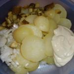 alle Zutaten für den Kartoffelsalat mischen