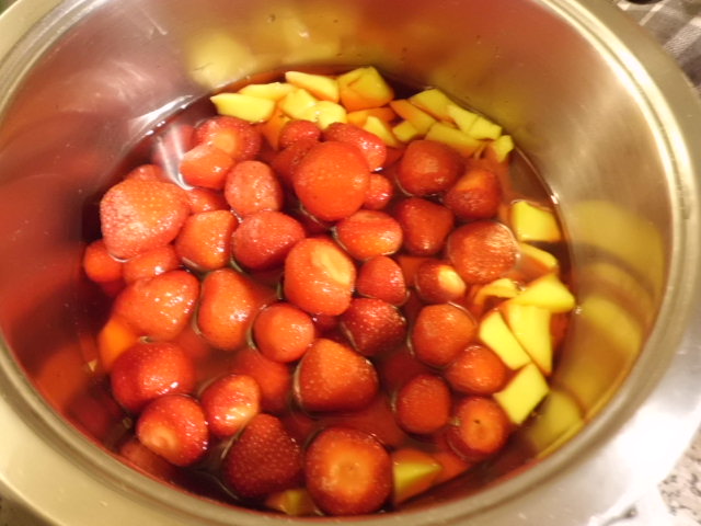 Erdbeer-Mango Marmelade kochen