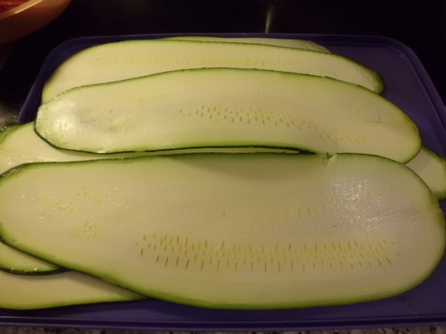 Zucchini in feine Scheiben auf der Brotmaschine geschnitten