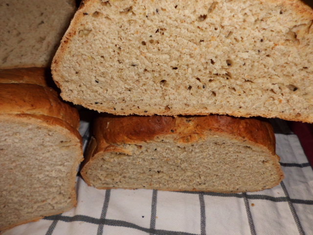 Brot backen Rezepte: Dinkelmischbrot mit Gewürze und Kräuter