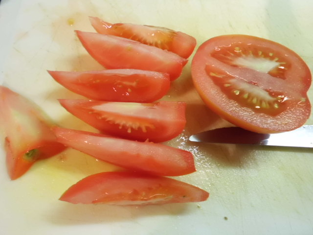 Tomaten in mundgerechte Stücke schneiden