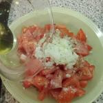 Rezept für Tomatensalat mit ZwiebelnTomatenwürfel,Pfeffer und Salz,Zwiebeln und Öl