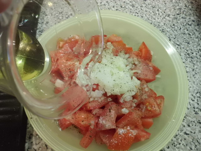 Rezept für Tomatensalat mit ZwiebelnTomatenwürfel,Pfeffer und Salz,Zwiebeln und Öl