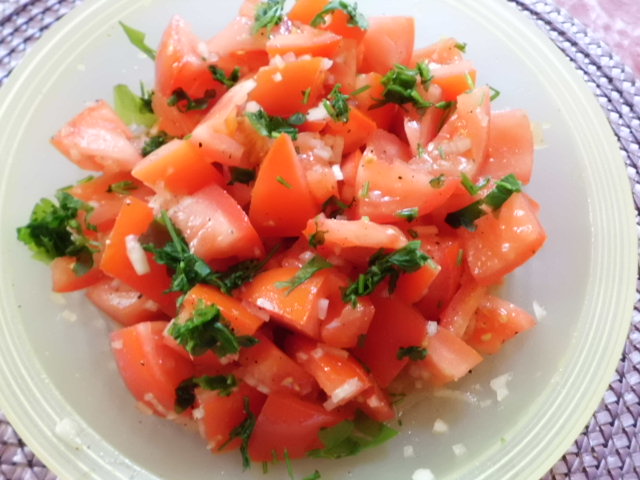 Tomatensalat klassisch: Rezept unter Kategorien Salate