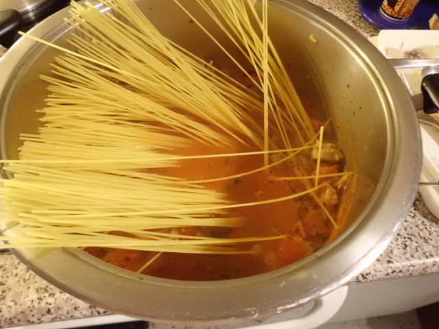 Spaghetti in der Lammbrühe kochen