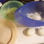 Hart gekochte Eier gepellt,gewürzt in Mehl,Kräutereimischung und Paniermehl wenden