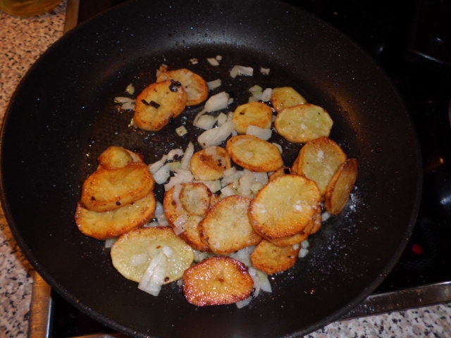 Bratkartoffeln Zwiebeln dazugeben