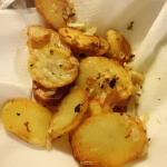 Bratkartoffeln in ein Papiertuch das überschüßigen Fett entfernen