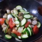 Gemüse und Bratwurst im Wok anbraten