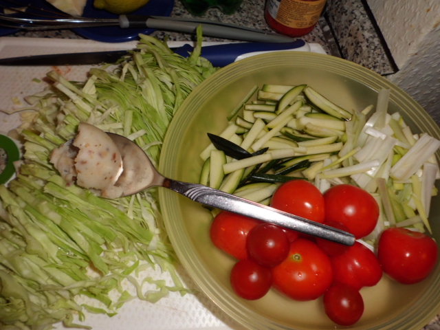 Spitzkohl, Zucchini, Frühlingszwiebeln, Tomaten und Schmalz