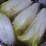 Chicoree in Kochendem Wasser blanchieren