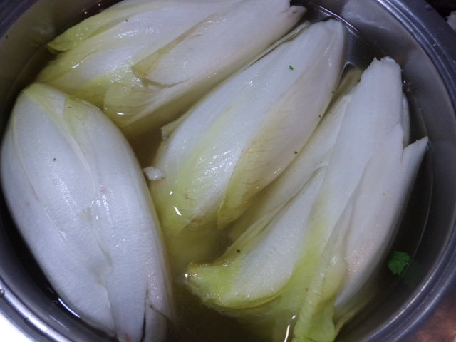 Chicoree in Kochendem Wasser blanchieren