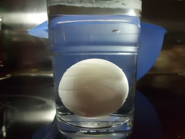 Test ob die Eier frisch sind: Ei liegt im Wasserglas auf dem Boden..also es ist frisch