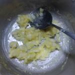 1 El. Butter,1 El. Mehl und 1 gewürfelte Zwiebel andünsten
