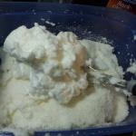 Eischnee mit Zucker und Kokosraspeln vermischen