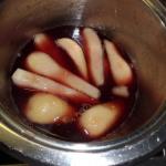 geviertelte Birnen in Karamel und Rotwein kochen