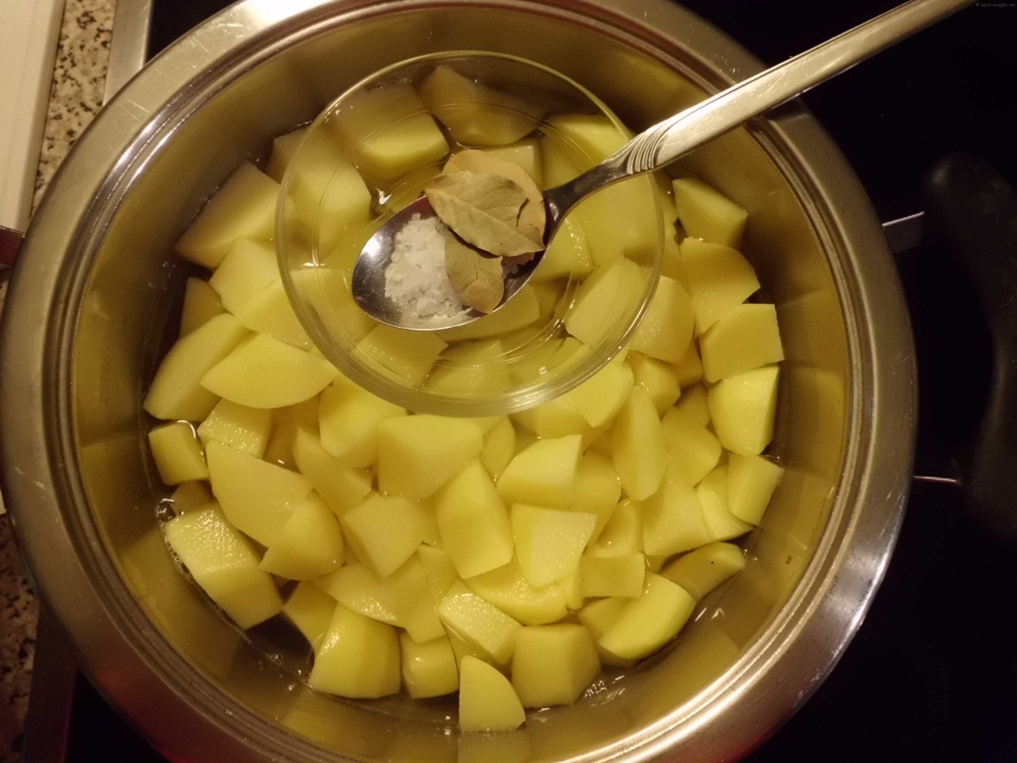 Kartoffeln in Würfeln kochen