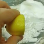 Eischnee,Puderzucker und Zitronensaft verrühren