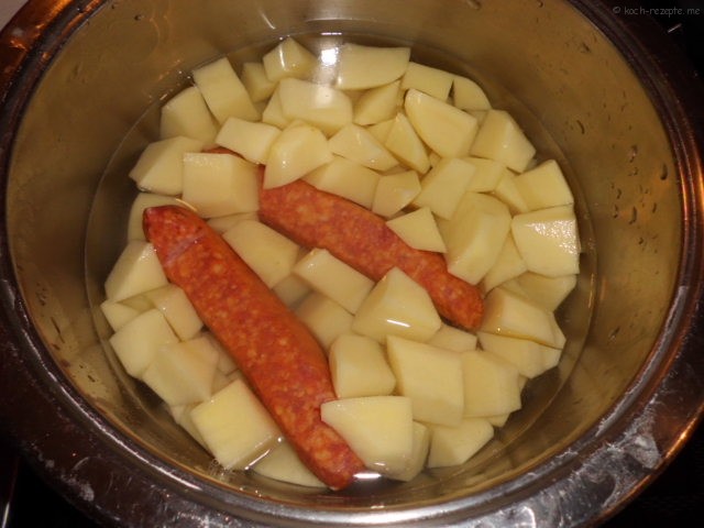 Kartoffeln mit Brühwurst kochen