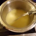 Brühe aufgießen um die cremige Sauce zu kochen