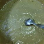 Buttersirup in die Mehlmischung einrühren