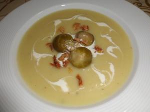 Rosenkohl-Suppe im Suppenteller