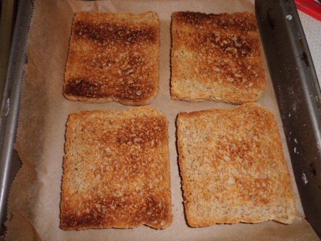 Toastbrot toasten im Toaster und aufs Blech legen
