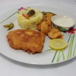Backgarnelen und Fisch mit Kartoffelsalat