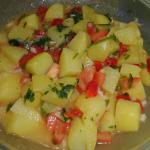 gemischter Kartoffelsalat mit Öl und Essig