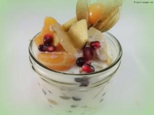 Glas Joghurt mit Obst
