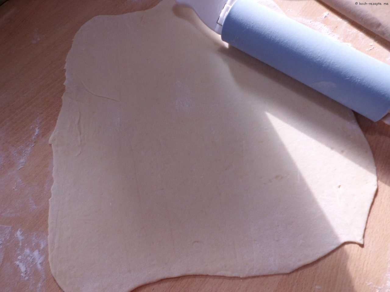 Apfelstrudel gebacken im Quark-Ölteig (Topfen-Teig)