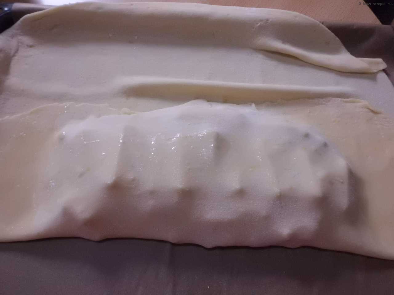Apfelstrudel gebacken im Quark-Ölteig (Topfen-Teig)