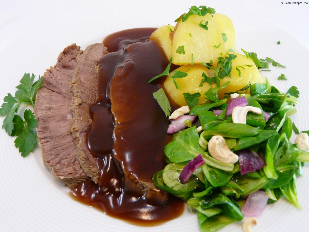gekochtes Rindfleisch mit Kartoffeln brauner Sauce und Feldsalat