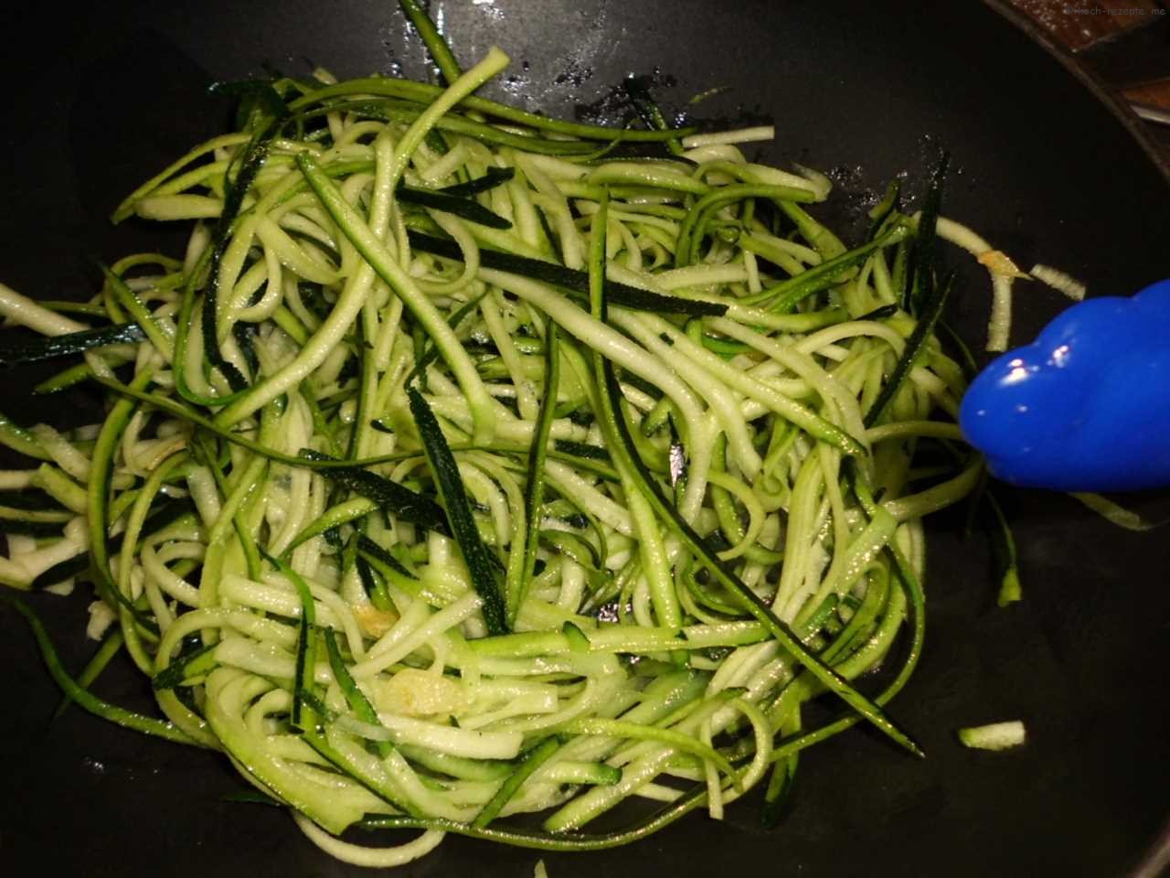 Spaghetti aus Zucchini selber machen mit Käse-Ajvarsauce