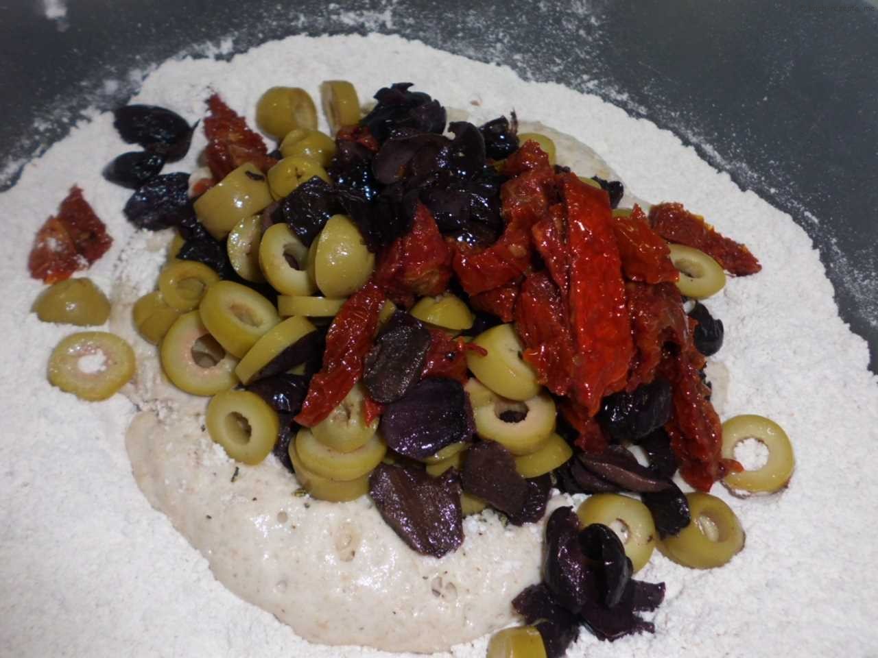 Ciabatta-Brot gefüllt mit Oliven,Tomaten und Rapsschrot