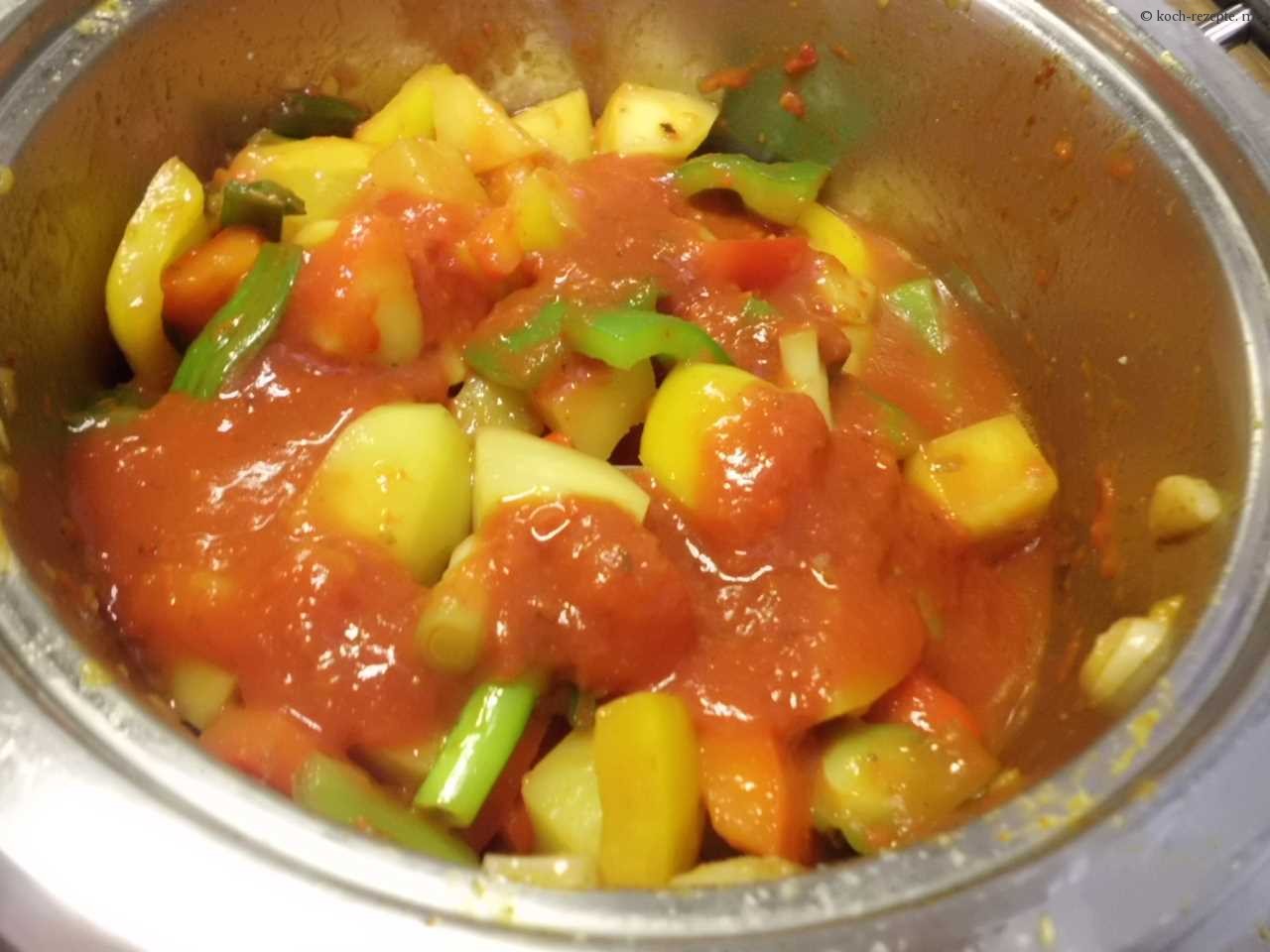Wurstgulasch Rezept eine Spezialität mit Kartoffeln und Paprika kochen