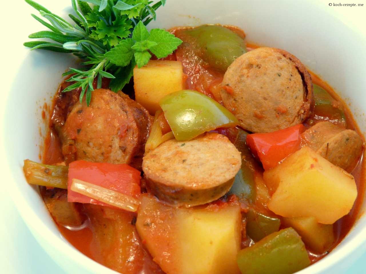 Wurstgulasch Rezept eine Spezialität mit Kartoffeln und Paprika kochen
