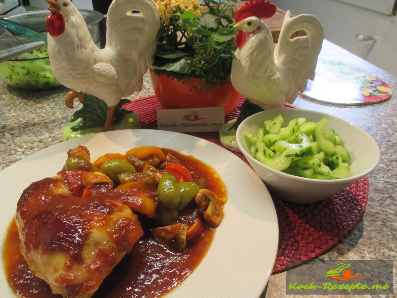 Chicken Leg mit Paprika, Champignons und Oliven und Sauce